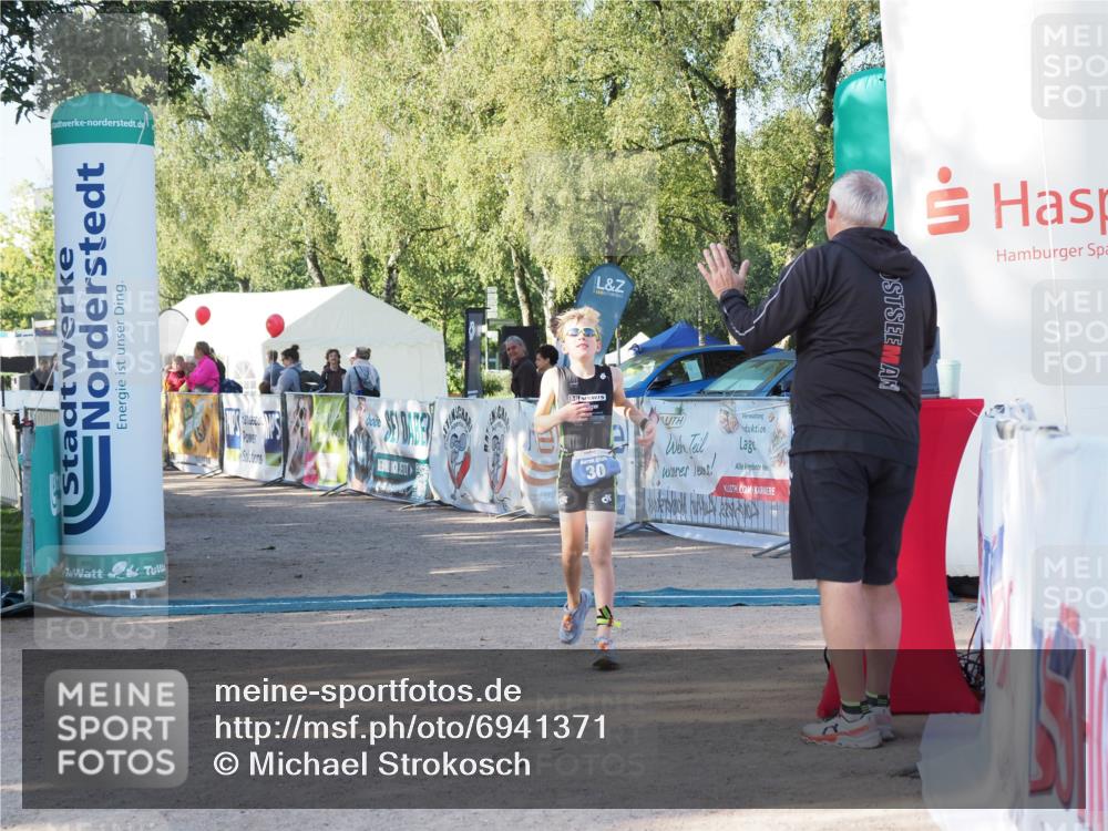 01.09.2024 - 17. Tribühne Triathlon Michael Strokosch http://msf.ph/oto/6941371 01.09.2024 09:12:27 Ziel 30 meine-sportfotos.de