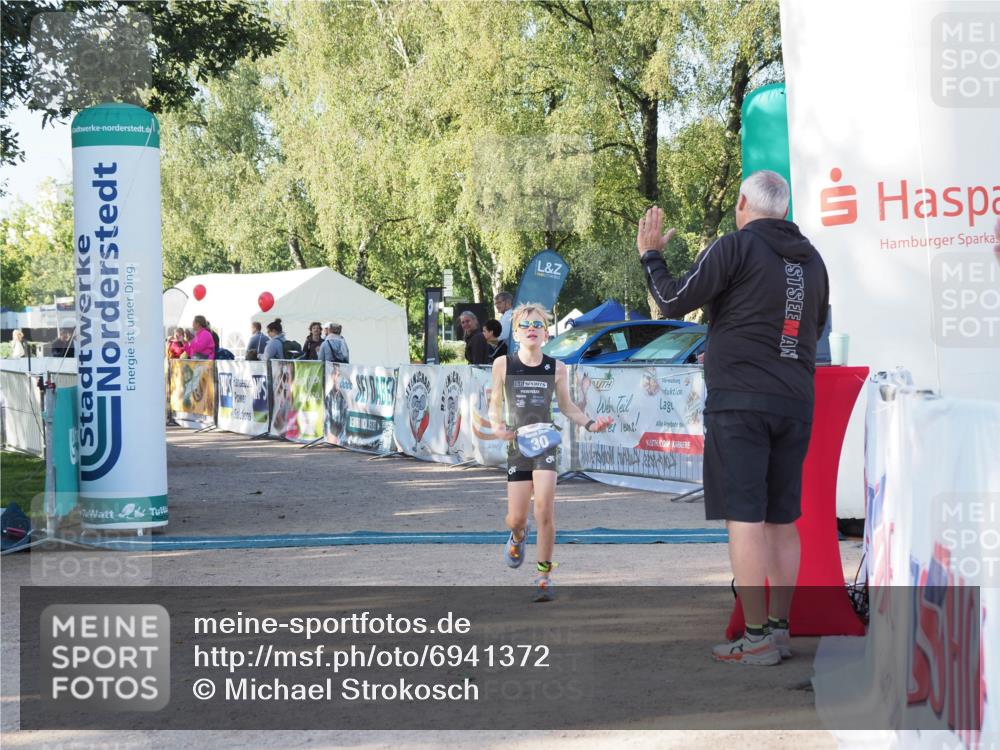 01.09.2024 - 17. Tribühne Triathlon Michael Strokosch http://msf.ph/oto/6941372 01.09.2024 09:12:28 Ziel 30 meine-sportfotos.de