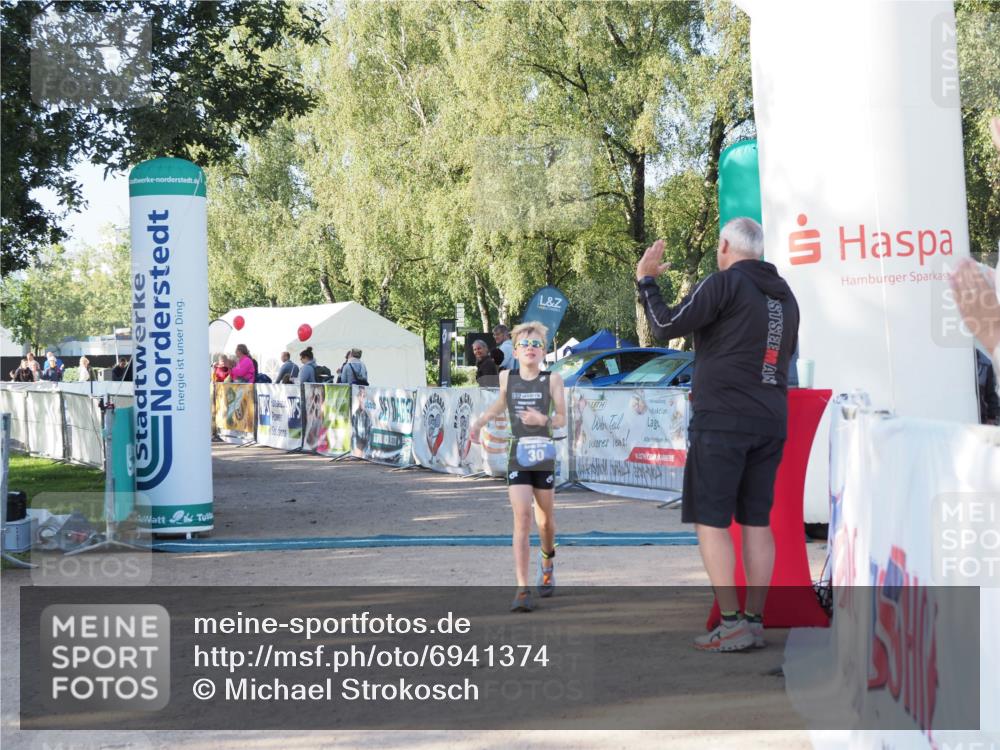 01.09.2024 - 17. Tribühne Triathlon Michael Strokosch http://msf.ph/oto/6941374 01.09.2024 09:12:28 Ziel 30 meine-sportfotos.de