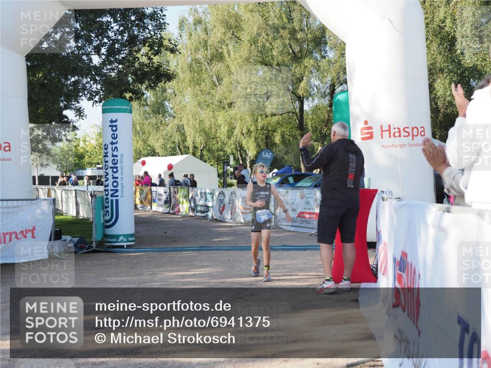 01.09.2024 - 17. Tribühne Triathlon Michael Strokosch http://msf.ph/oto/6941375 01.09.2024 09:12:28 Ziel 30 meine-sportfotos.de