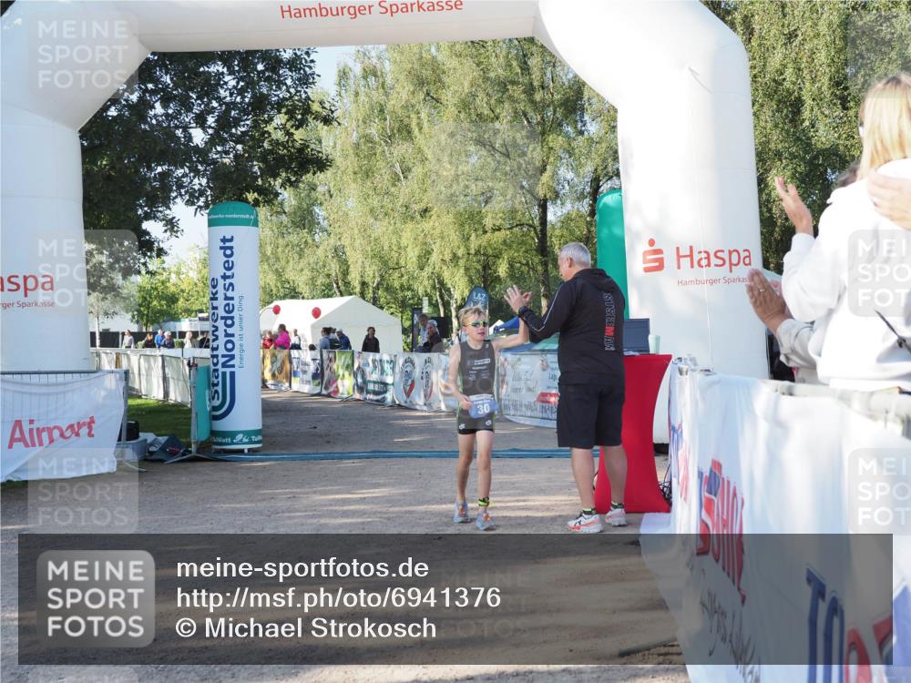 01.09.2024 - 17. Tribühne Triathlon Michael Strokosch http://msf.ph/oto/6941376 01.09.2024 09:12:29 Ziel 30 meine-sportfotos.de