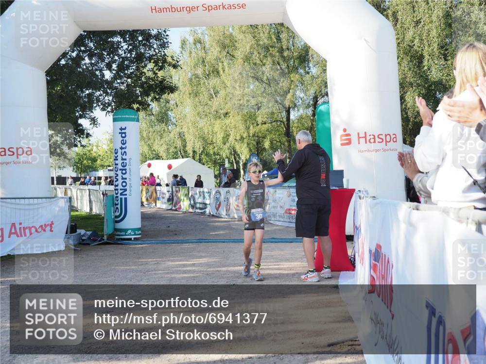 01.09.2024 - 17. Tribühne Triathlon Michael Strokosch http://msf.ph/oto/6941377 01.09.2024 09:12:29 Ziel 30 meine-sportfotos.de