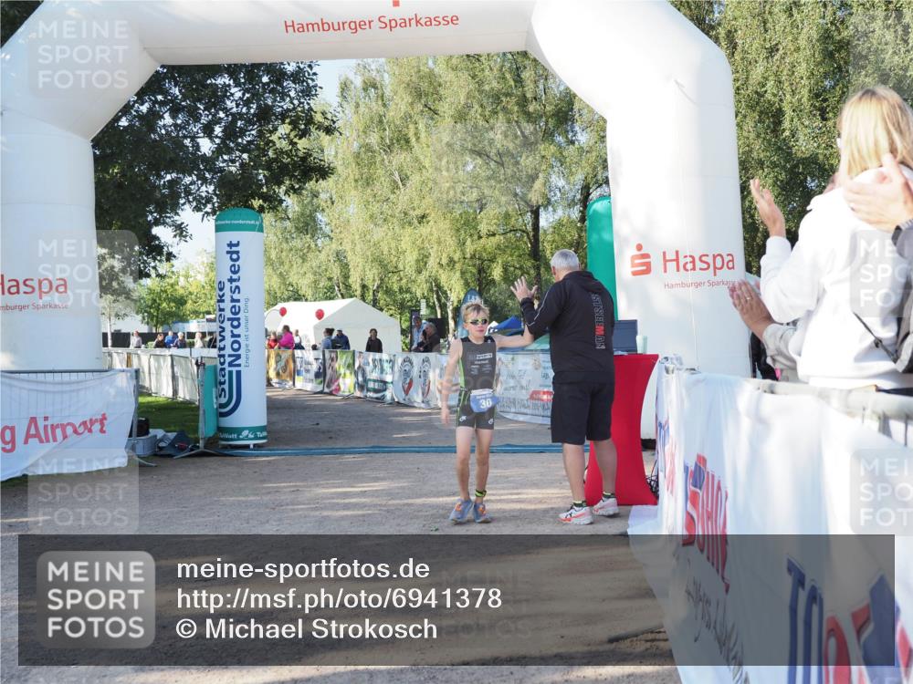 01.09.2024 - 17. Tribühne Triathlon Michael Strokosch http://msf.ph/oto/6941378 01.09.2024 09:12:29 Ziel 30 meine-sportfotos.de