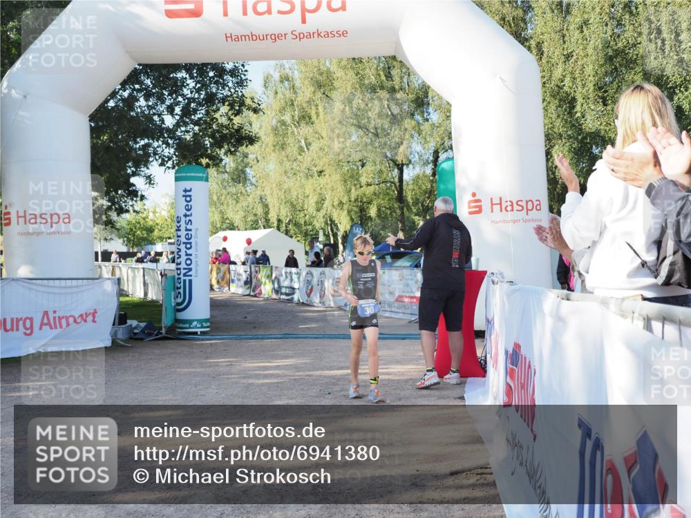 01.09.2024 - 17. Tribühne Triathlon Michael Strokosch http://msf.ph/oto/6941380 01.09.2024 09:12:30 Ziel 30 meine-sportfotos.de