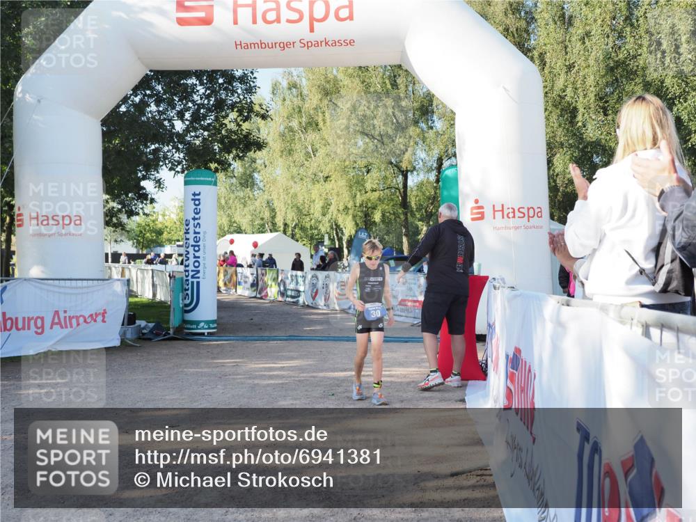 01.09.2024 - 17. Tribühne Triathlon Michael Strokosch http://msf.ph/oto/6941381 01.09.2024 09:12:30 Ziel 30 meine-sportfotos.de