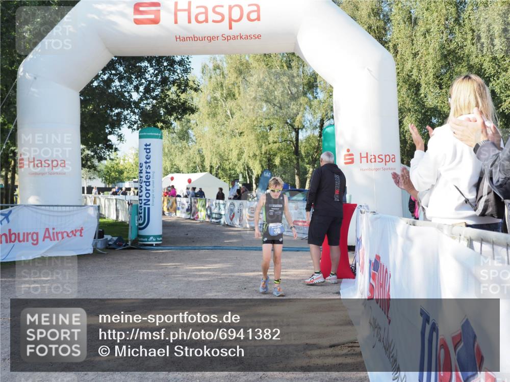 01.09.2024 - 17. Tribühne Triathlon Michael Strokosch http://msf.ph/oto/6941382 01.09.2024 09:12:30 Ziel 30 meine-sportfotos.de