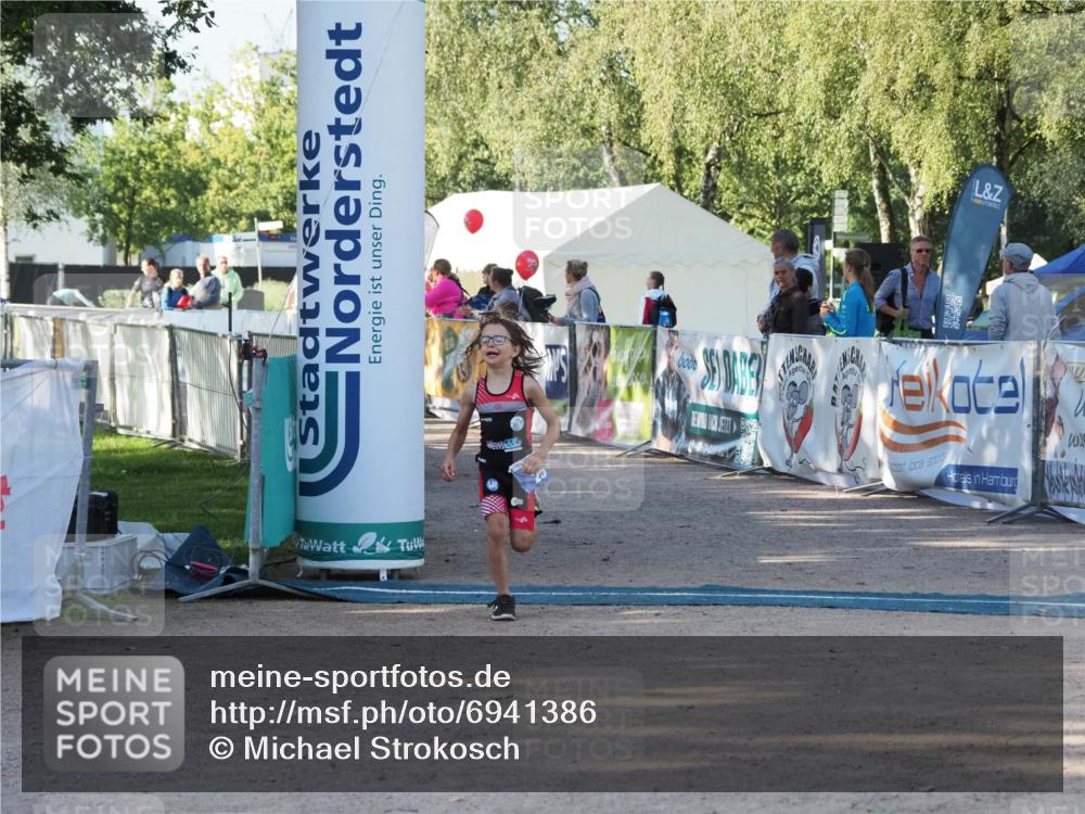 01.09.2024 - 17. Tribühne Triathlon Michael Strokosch http://msf.ph/oto/6941386 01.09.2024 09:13:02 Ziel 25 meine-sportfotos.de