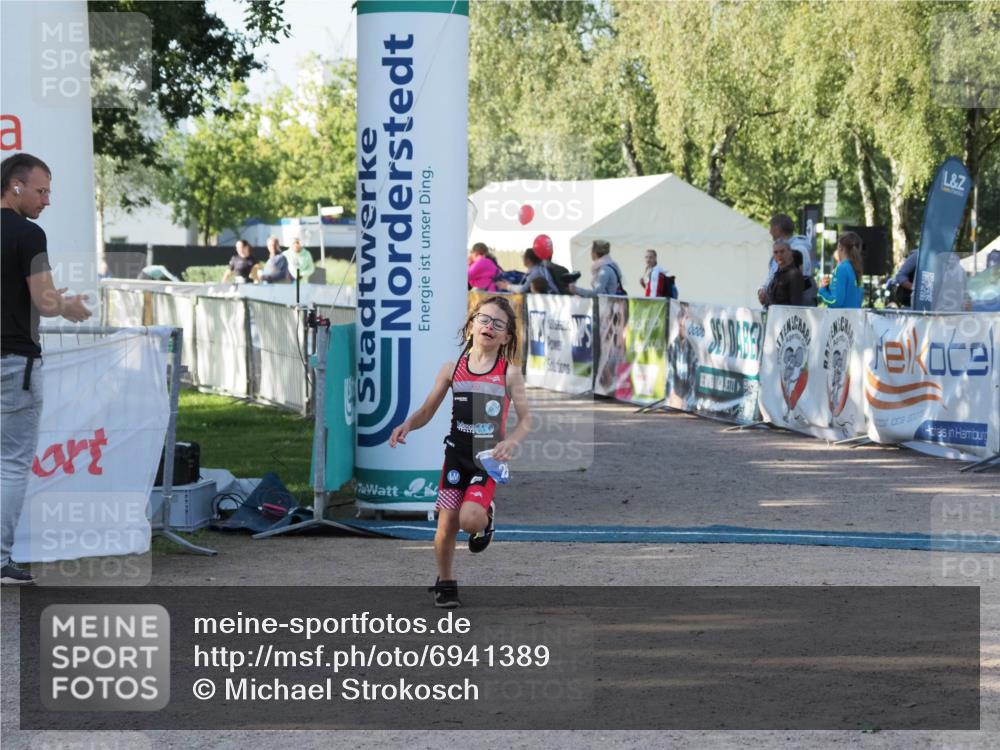 01.09.2024 - 17. Tribühne Triathlon Michael Strokosch http://msf.ph/oto/6941389 01.09.2024 09:13:03 Ziel 25 meine-sportfotos.de