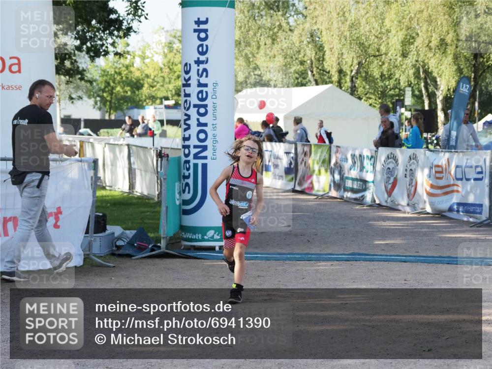 01.09.2024 - 17. Tribühne Triathlon Michael Strokosch http://msf.ph/oto/6941390 01.09.2024 09:13:03 Ziel 25 meine-sportfotos.de
