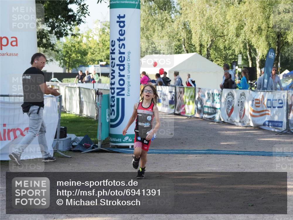 01.09.2024 - 17. Tribühne Triathlon Michael Strokosch http://msf.ph/oto/6941391 01.09.2024 09:13:03 Ziel 25 meine-sportfotos.de