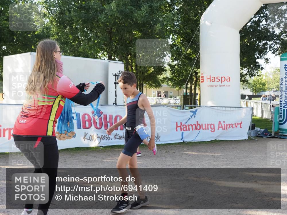 01.09.2024 - 17. Tribühne Triathlon Michael Strokosch http://msf.ph/oto/6941409 01.09.2024 09:13:22 Ziel  meine-sportfotos.de