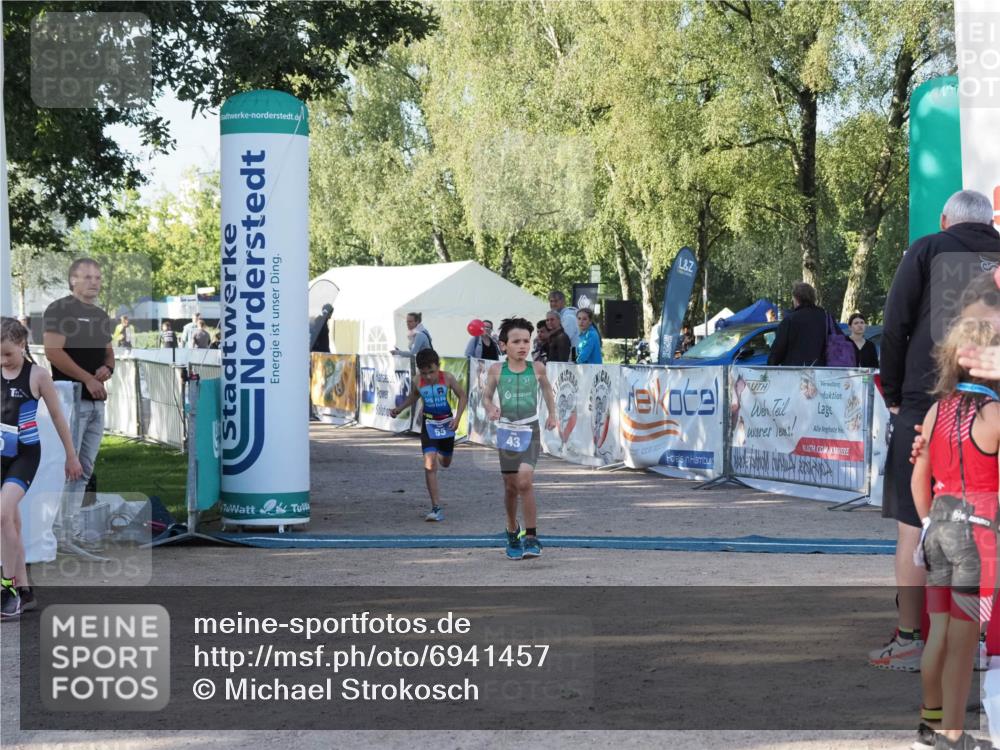 01.09.2024 - 17. Tribühne Triathlon Michael Strokosch http://msf.ph/oto/6941457 01.09.2024 09:14:16 Ziel 40, 43, 55 meine-sportfotos.de