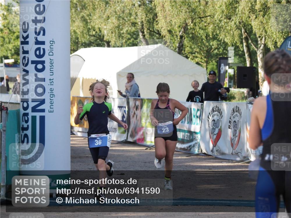 01.09.2024 - 17. Tribühne Triathlon Michael Strokosch http://msf.ph/oto/6941590 01.09.2024 09:15:56 Ziel 23, 36, 54 meine-sportfotos.de