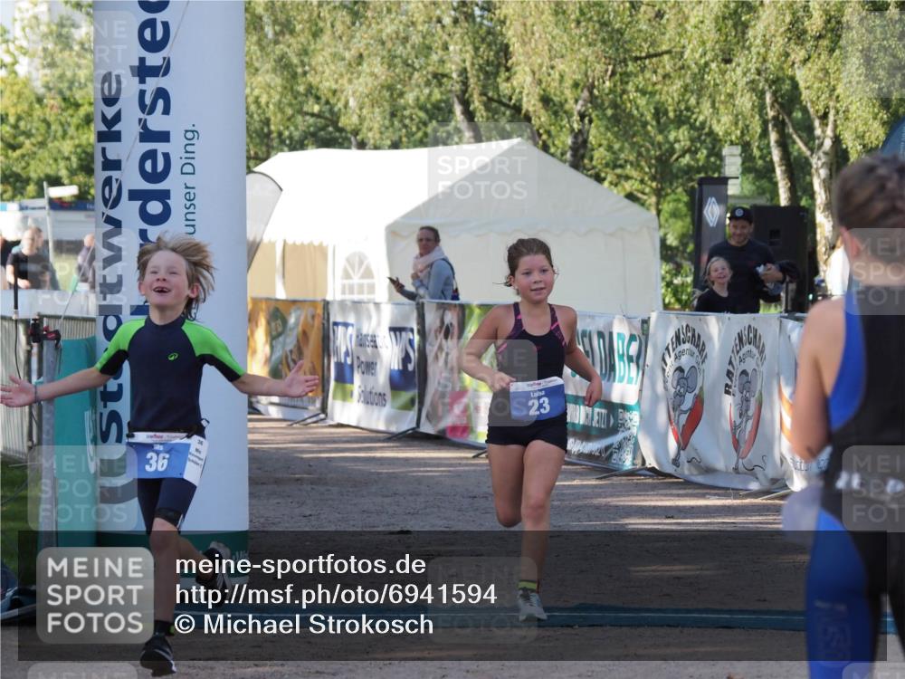 01.09.2024 - 17. Tribühne Triathlon Michael Strokosch http://msf.ph/oto/6941594 01.09.2024 09:15:56 Ziel 23, 36, 54 meine-sportfotos.de