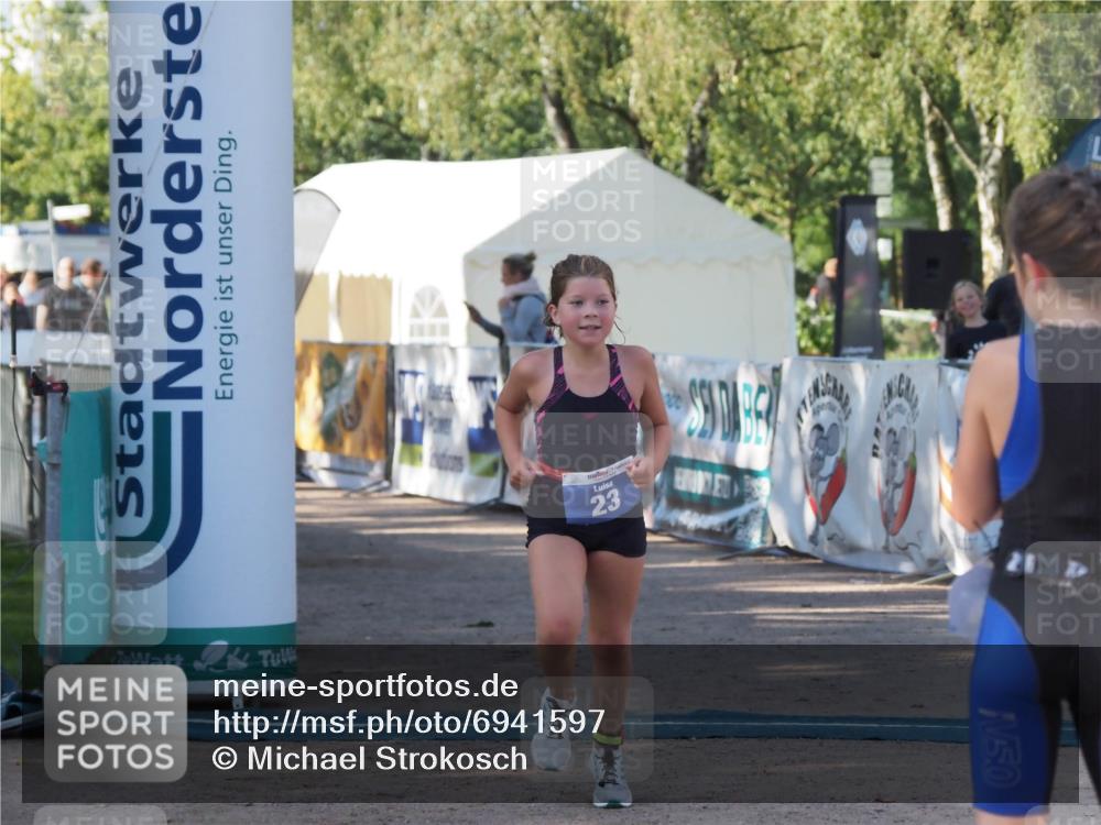 01.09.2024 - 17. Tribühne Triathlon Michael Strokosch http://msf.ph/oto/6941597 01.09.2024 09:15:57 Ziel 23, 36, 54 meine-sportfotos.de