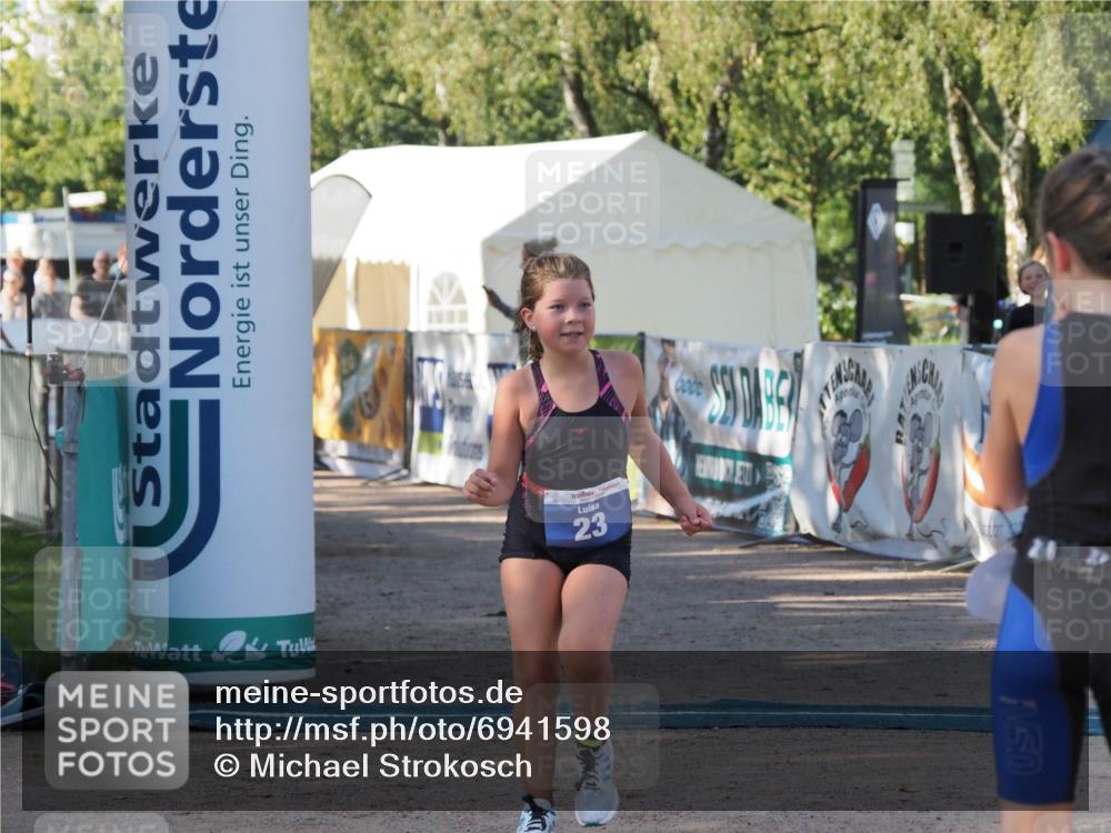 01.09.2024 - 17. Tribühne Triathlon Michael Strokosch http://msf.ph/oto/6941598 01.09.2024 09:15:58 Ziel 23, 36, 54 meine-sportfotos.de