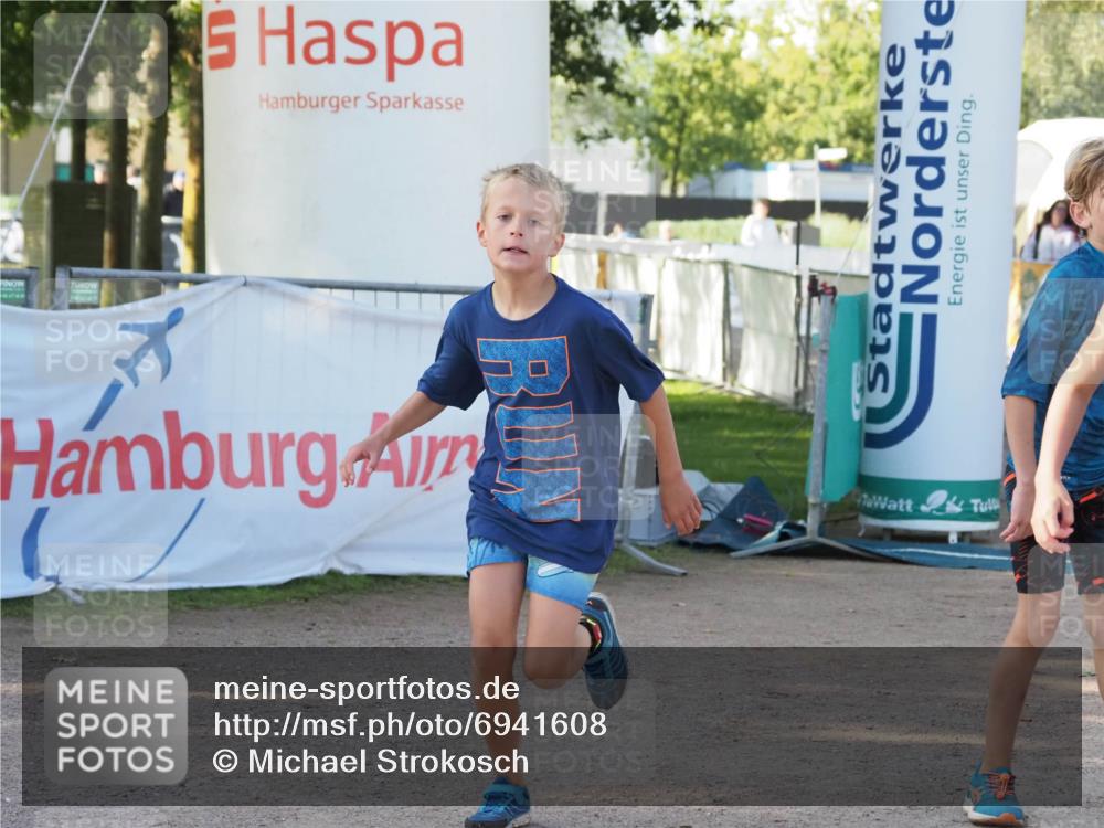 01.09.2024 - 17. Tribühne Triathlon Michael Strokosch http://msf.ph/oto/6941608 01.09.2024 09:16:10 Ziel 31 meine-sportfotos.de