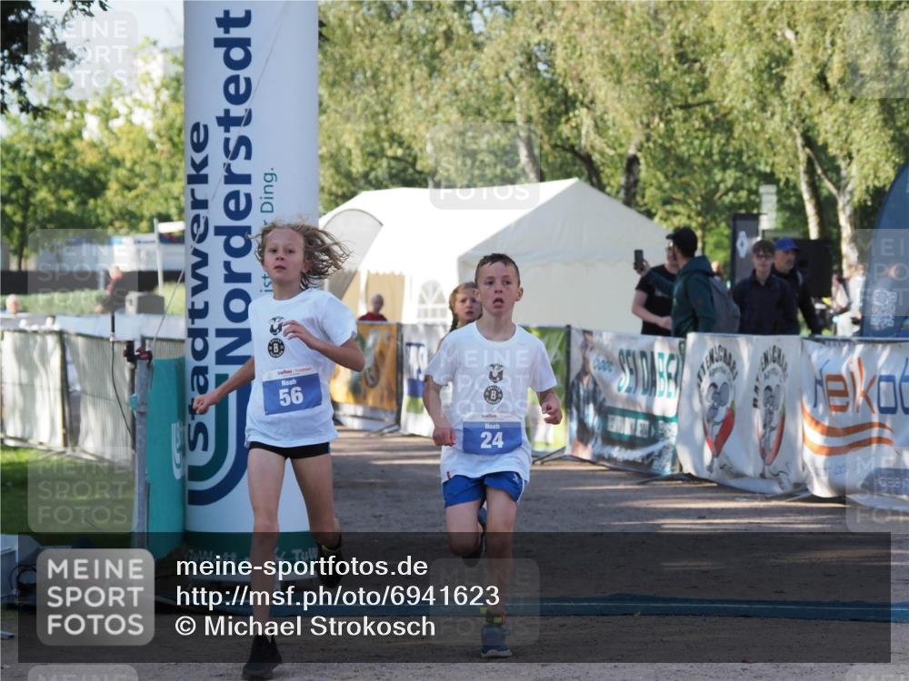 01.09.2024 - 17. Tribühne Triathlon Michael Strokosch http://msf.ph/oto/6941623 01.09.2024 09:16:32 Ziel 22, 24, 47, 56 meine-sportfotos.de