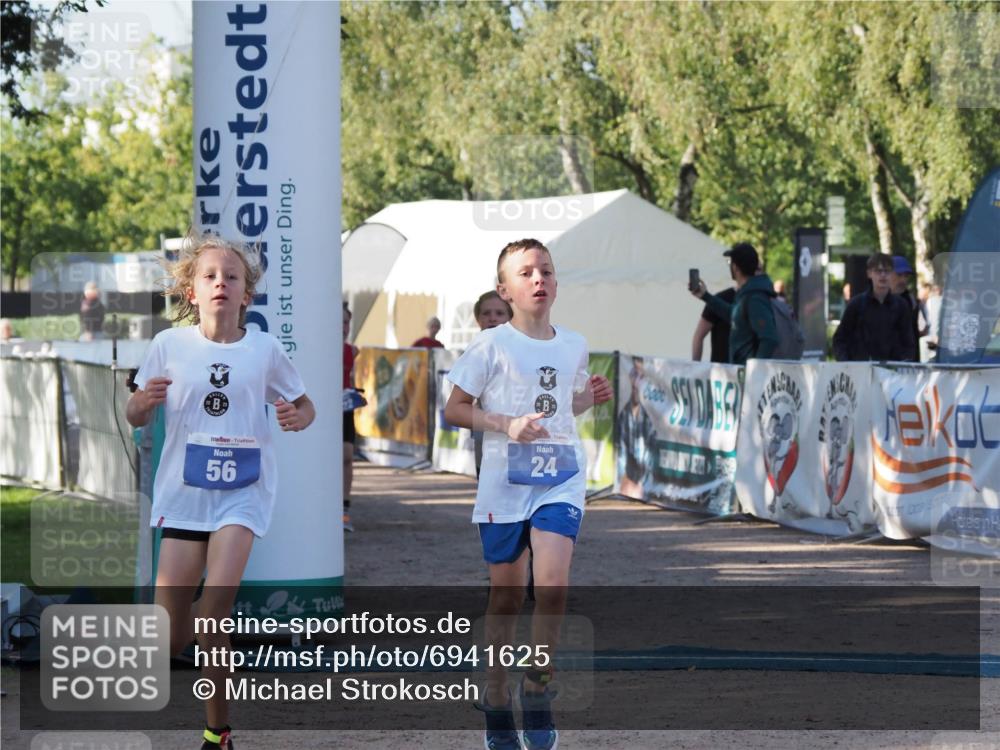 01.09.2024 - 17. Tribühne Triathlon Michael Strokosch http://msf.ph/oto/6941625 01.09.2024 09:16:33 Ziel 22, 24, 47, 56 meine-sportfotos.de
