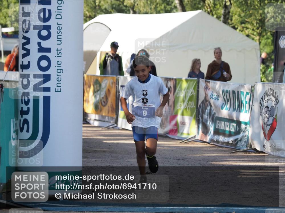 01.09.2024 - 17. Tribühne Triathlon Michael Strokosch http://msf.ph/oto/6941710 01.09.2024 09:18:24 Ziel 9 meine-sportfotos.de