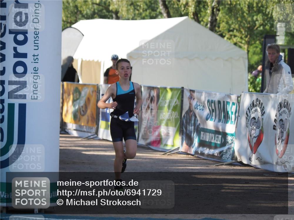 01.09.2024 - 17. Tribühne Triathlon Michael Strokosch http://msf.ph/oto/6941729 01.09.2024 09:19:09 Ziel 21 meine-sportfotos.de