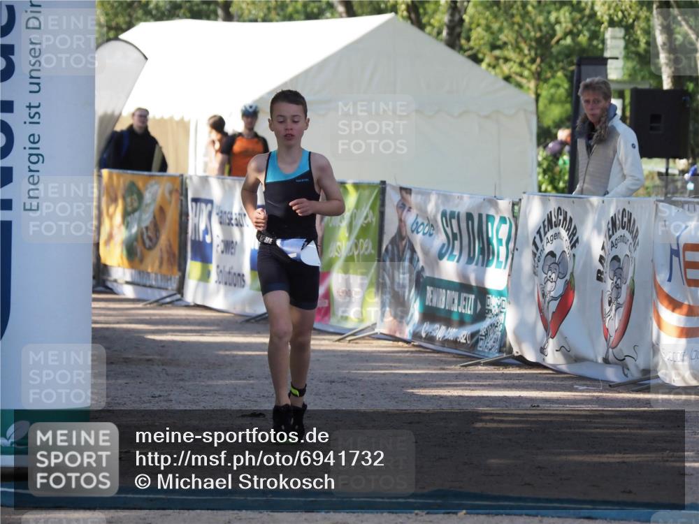 01.09.2024 - 17. Tribühne Triathlon Michael Strokosch http://msf.ph/oto/6941732 01.09.2024 09:19:09 Ziel 21 meine-sportfotos.de