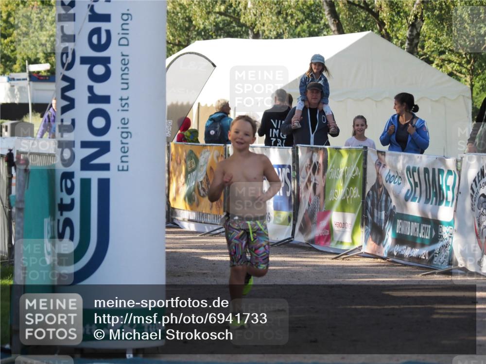 01.09.2024 - 17. Tribühne Triathlon Michael Strokosch http://msf.ph/oto/6941733 01.09.2024 09:19:47 Ziel 1487 meine-sportfotos.de