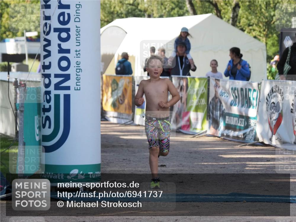 01.09.2024 - 17. Tribühne Triathlon Michael Strokosch http://msf.ph/oto/6941737 01.09.2024 09:19:47 Ziel 1487 meine-sportfotos.de
