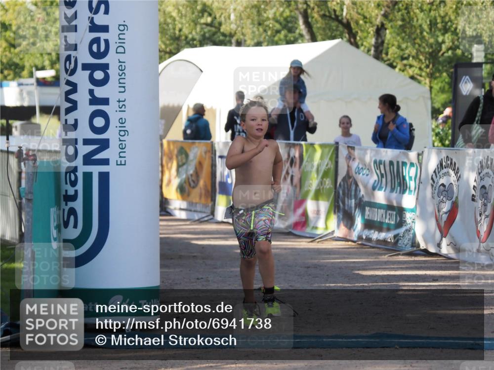 01.09.2024 - 17. Tribühne Triathlon Michael Strokosch http://msf.ph/oto/6941738 01.09.2024 09:19:48 Ziel 1487 meine-sportfotos.de