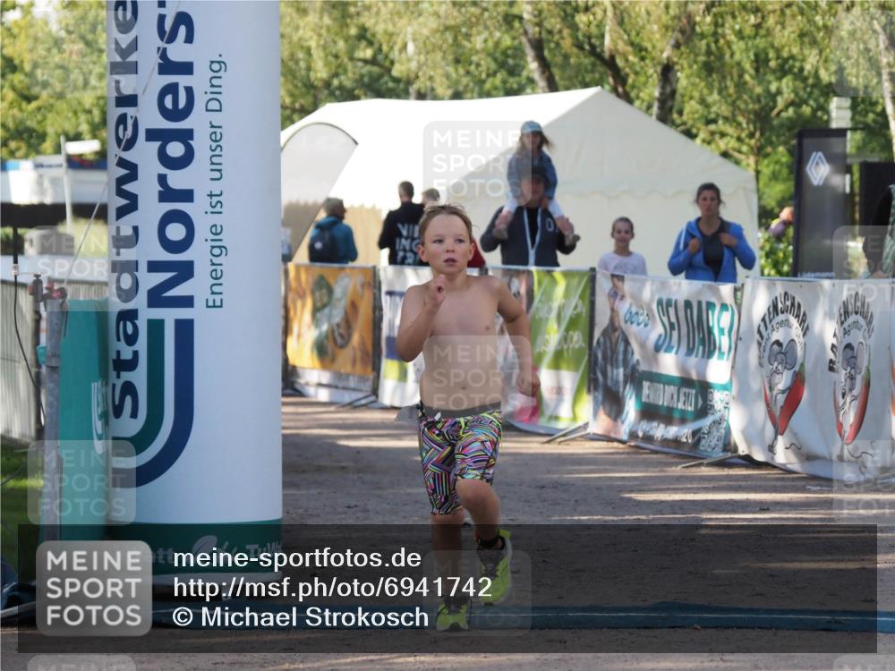 01.09.2024 - 17. Tribühne Triathlon Michael Strokosch http://msf.ph/oto/6941742 01.09.2024 09:19:48 Ziel 1487 meine-sportfotos.de
