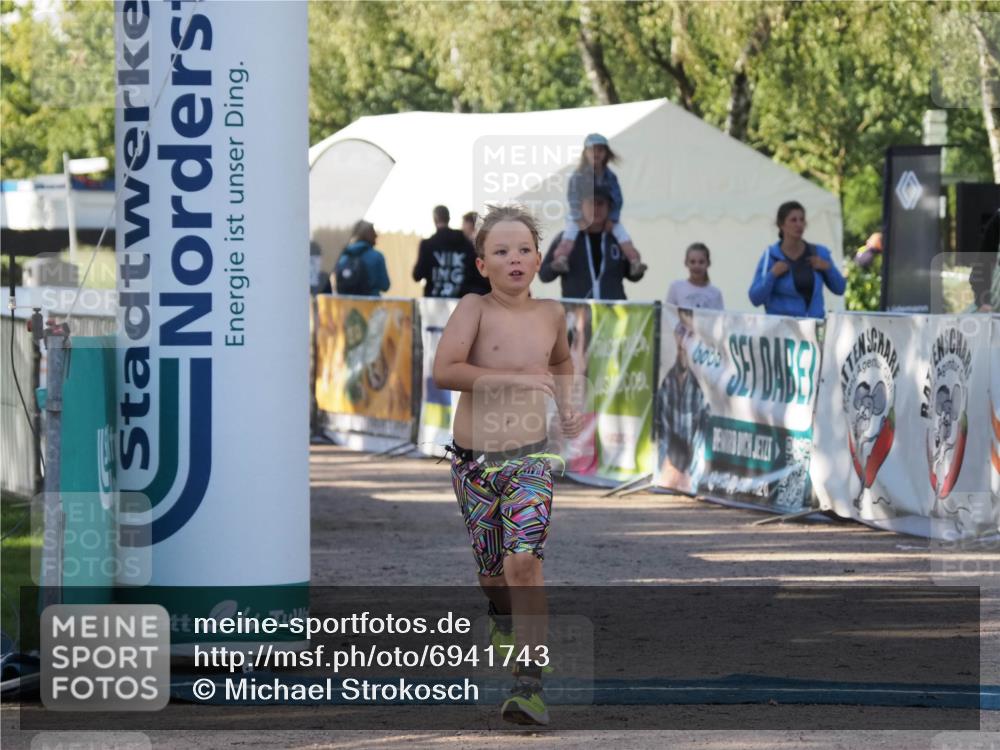 01.09.2024 - 17. Tribühne Triathlon Michael Strokosch http://msf.ph/oto/6941743 01.09.2024 09:19:48 Ziel 1487 meine-sportfotos.de
