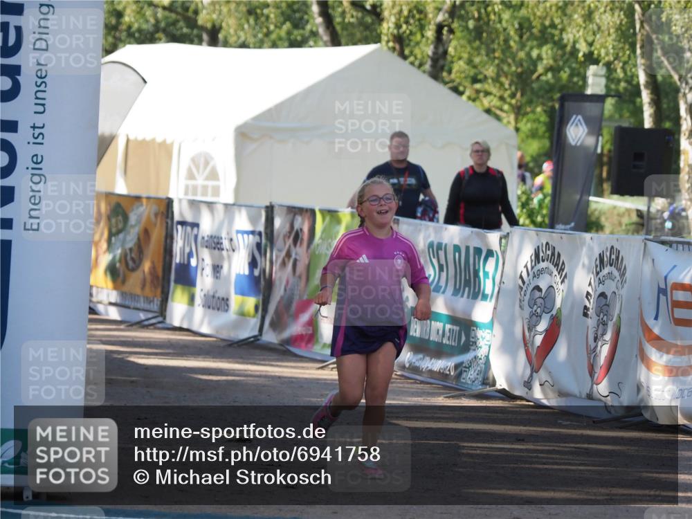 01.09.2024 - 17. Tribühne Triathlon Michael Strokosch http://msf.ph/oto/6941758 01.09.2024 09:21:07 Ziel 49 meine-sportfotos.de