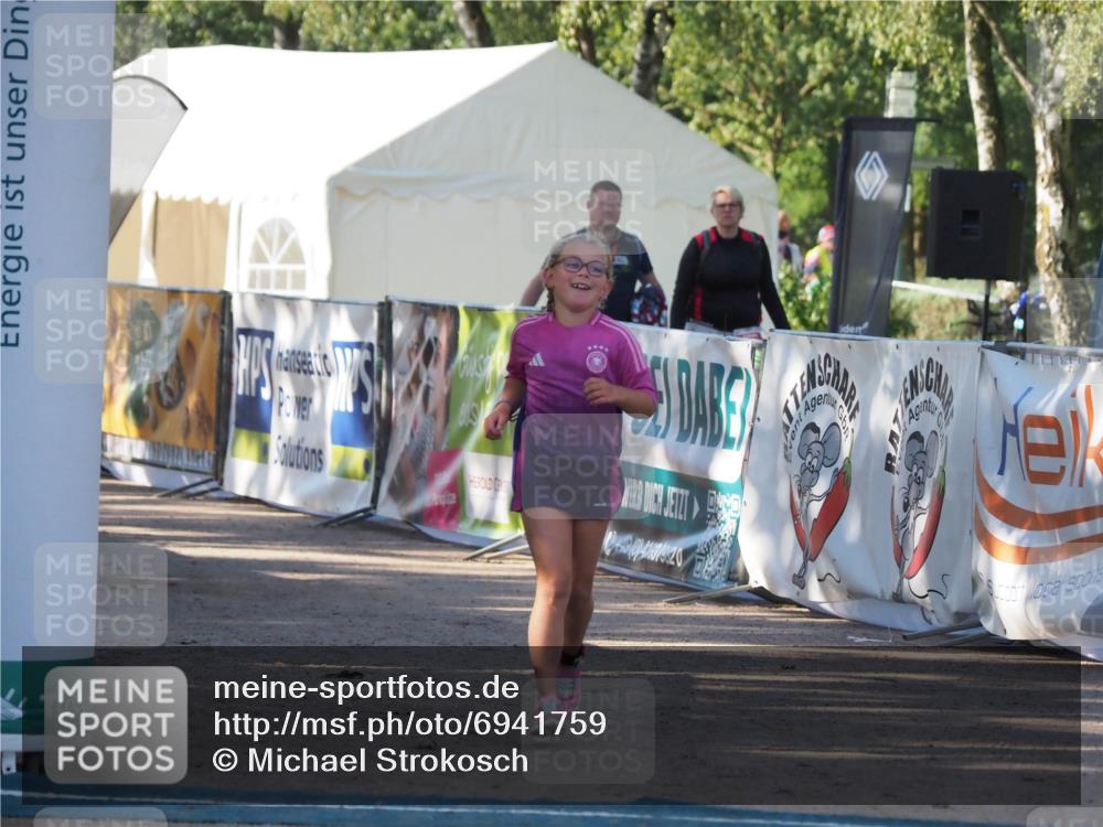 01.09.2024 - 17. Tribühne Triathlon Michael Strokosch http://msf.ph/oto/6941759 01.09.2024 09:21:07 Ziel 49 meine-sportfotos.de