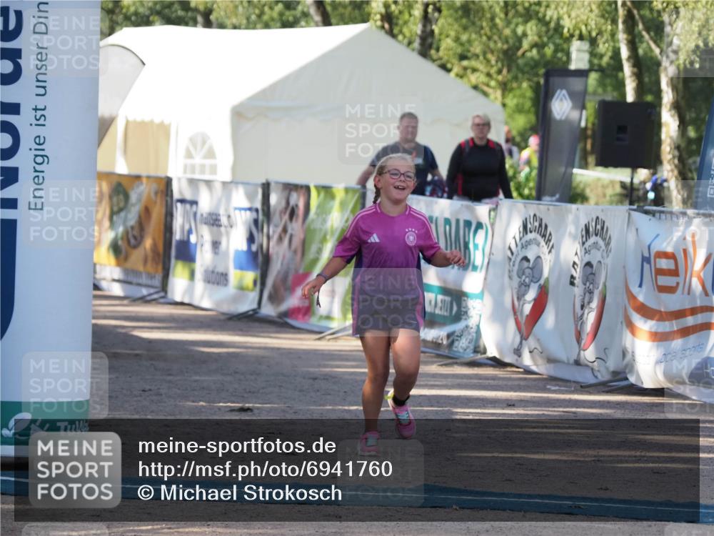 01.09.2024 - 17. Tribühne Triathlon Michael Strokosch http://msf.ph/oto/6941760 01.09.2024 09:21:07 Ziel 49 meine-sportfotos.de