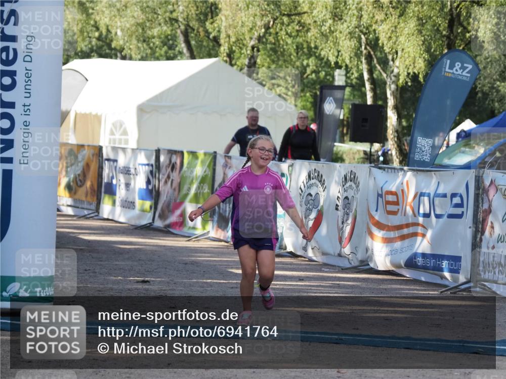 01.09.2024 - 17. Tribühne Triathlon Michael Strokosch http://msf.ph/oto/6941764 01.09.2024 09:21:08 Ziel 49 meine-sportfotos.de