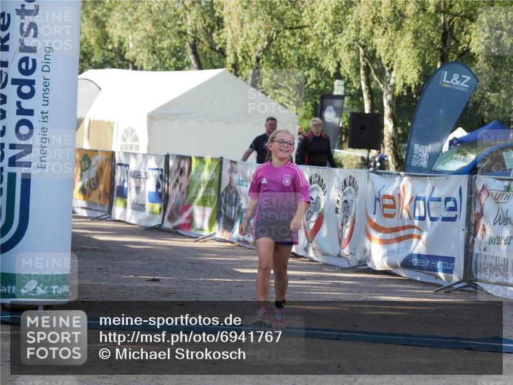 01.09.2024 - 17. Tribühne Triathlon Michael Strokosch http://msf.ph/oto/6941767 01.09.2024 09:21:09 Ziel 49 meine-sportfotos.de