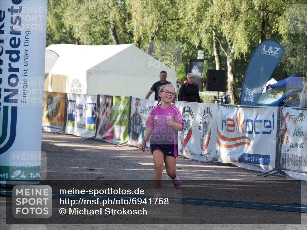 01.09.2024 - 17. Tribühne Triathlon Michael Strokosch http://msf.ph/oto/6941768 01.09.2024 09:21:09 Ziel 49 meine-sportfotos.de