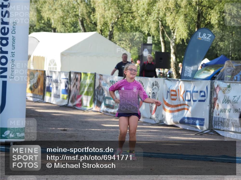 01.09.2024 - 17. Tribühne Triathlon Michael Strokosch http://msf.ph/oto/6941771 01.09.2024 09:21:09 Ziel 49 meine-sportfotos.de