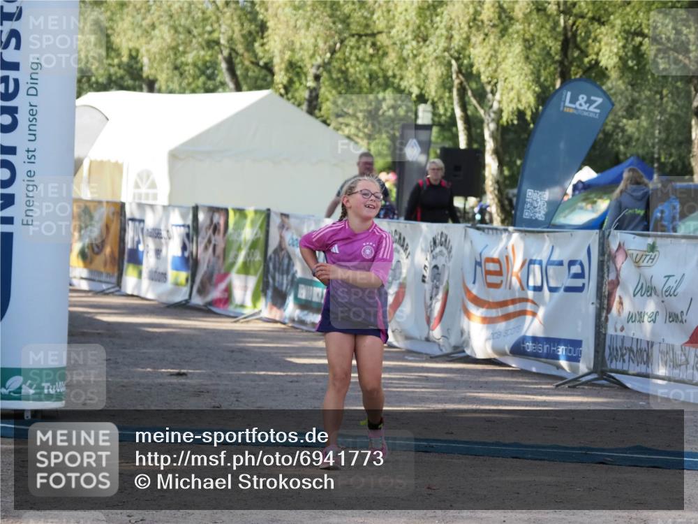 01.09.2024 - 17. Tribühne Triathlon Michael Strokosch http://msf.ph/oto/6941773 01.09.2024 09:21:09 Ziel 49 meine-sportfotos.de