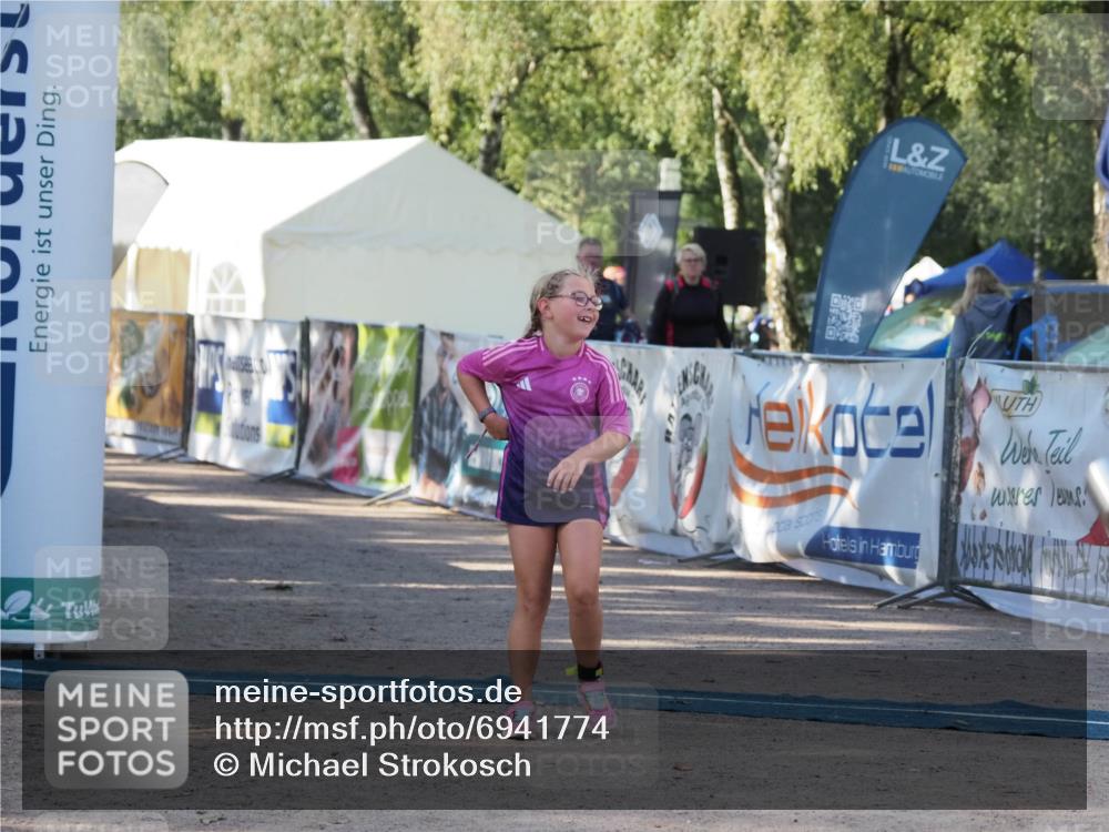 01.09.2024 - 17. Tribühne Triathlon Michael Strokosch http://msf.ph/oto/6941774 01.09.2024 09:21:10 Ziel 49 meine-sportfotos.de