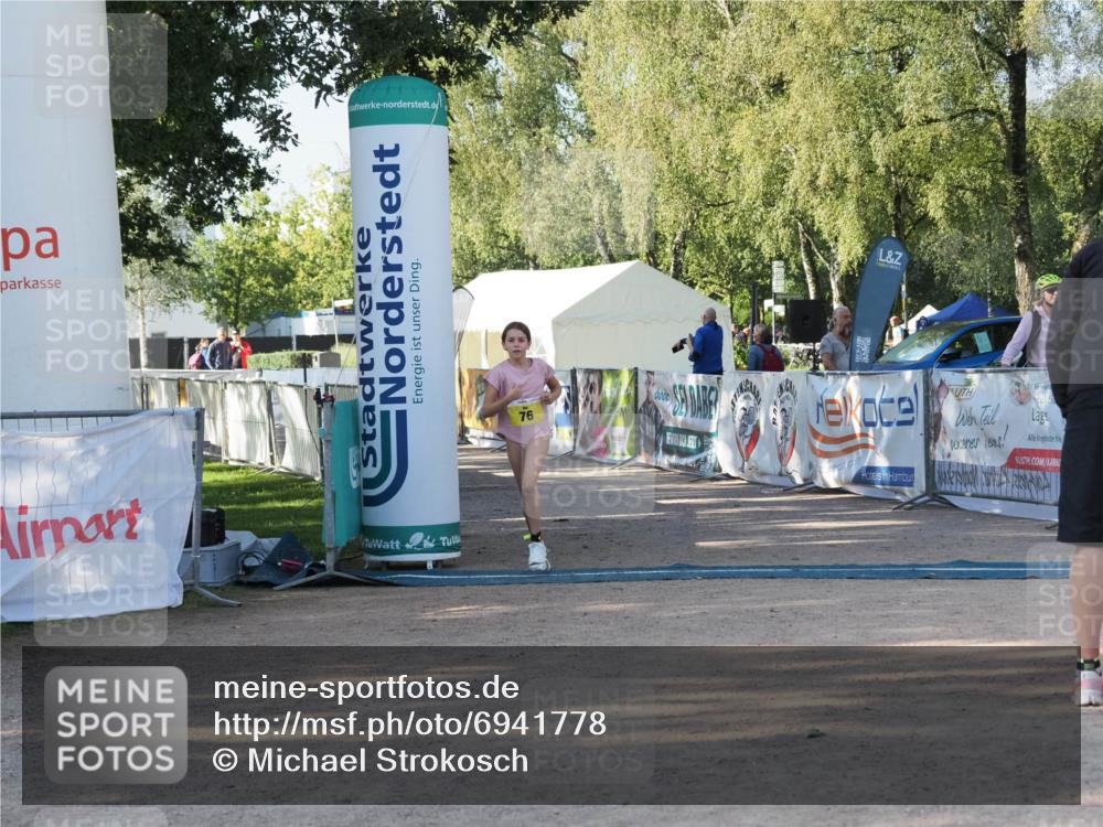 01.09.2024 - 17. Tribühne Triathlon Michael Strokosch http://msf.ph/oto/6941778 01.09.2024 09:24:10 Ziel 76 meine-sportfotos.de