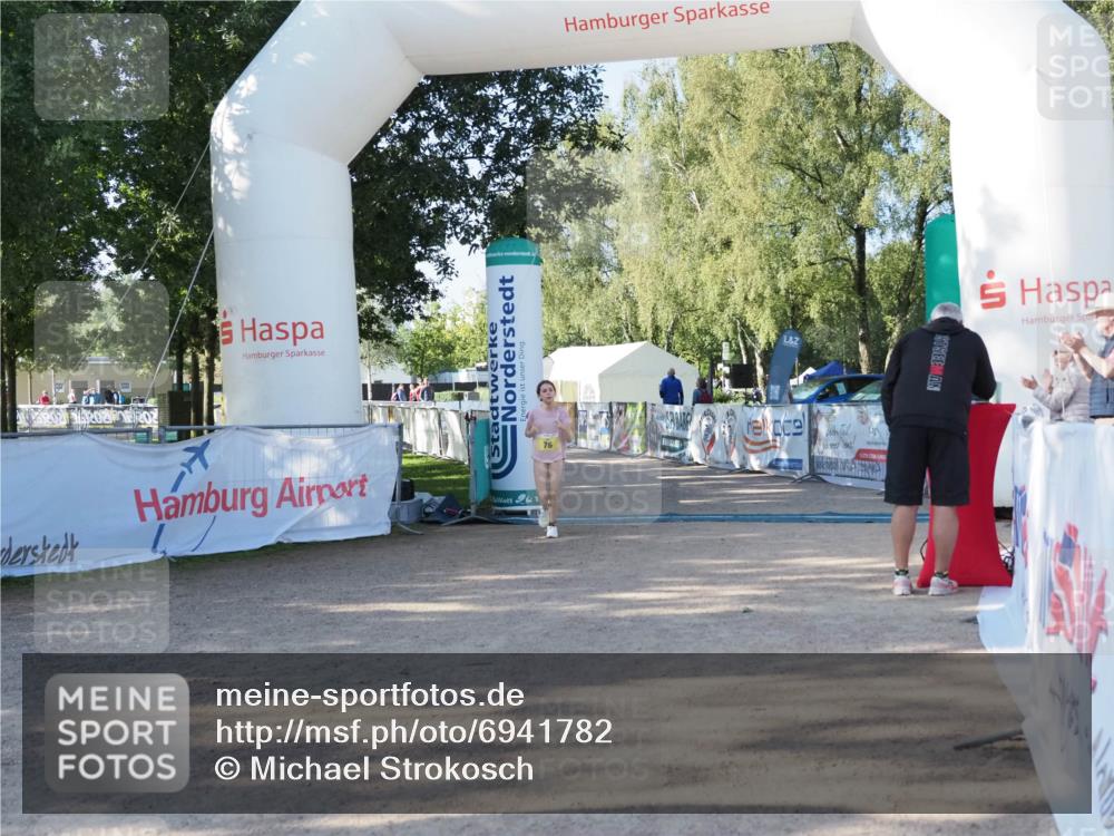 01.09.2024 - 17. Tribühne Triathlon Michael Strokosch http://msf.ph/oto/6941782 01.09.2024 09:24:10 Ziel 76 meine-sportfotos.de