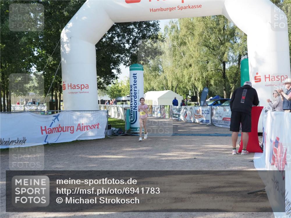 01.09.2024 - 17. Tribühne Triathlon Michael Strokosch http://msf.ph/oto/6941783 01.09.2024 09:24:11 Ziel 76 meine-sportfotos.de