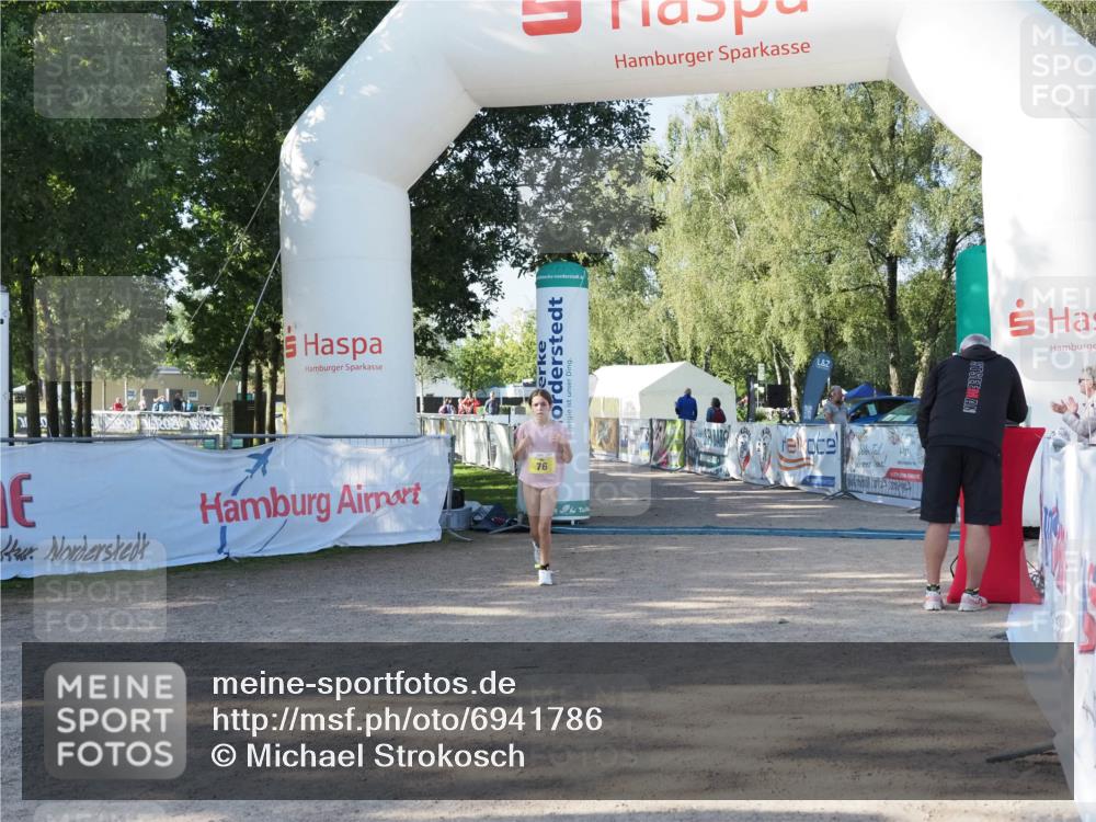 01.09.2024 - 17. Tribühne Triathlon Michael Strokosch http://msf.ph/oto/6941786 01.09.2024 09:24:12 Ziel 76 meine-sportfotos.de