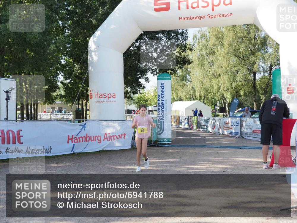 01.09.2024 - 17. Tribühne Triathlon Michael Strokosch http://msf.ph/oto/6941788 01.09.2024 09:24:13 Ziel 76 meine-sportfotos.de