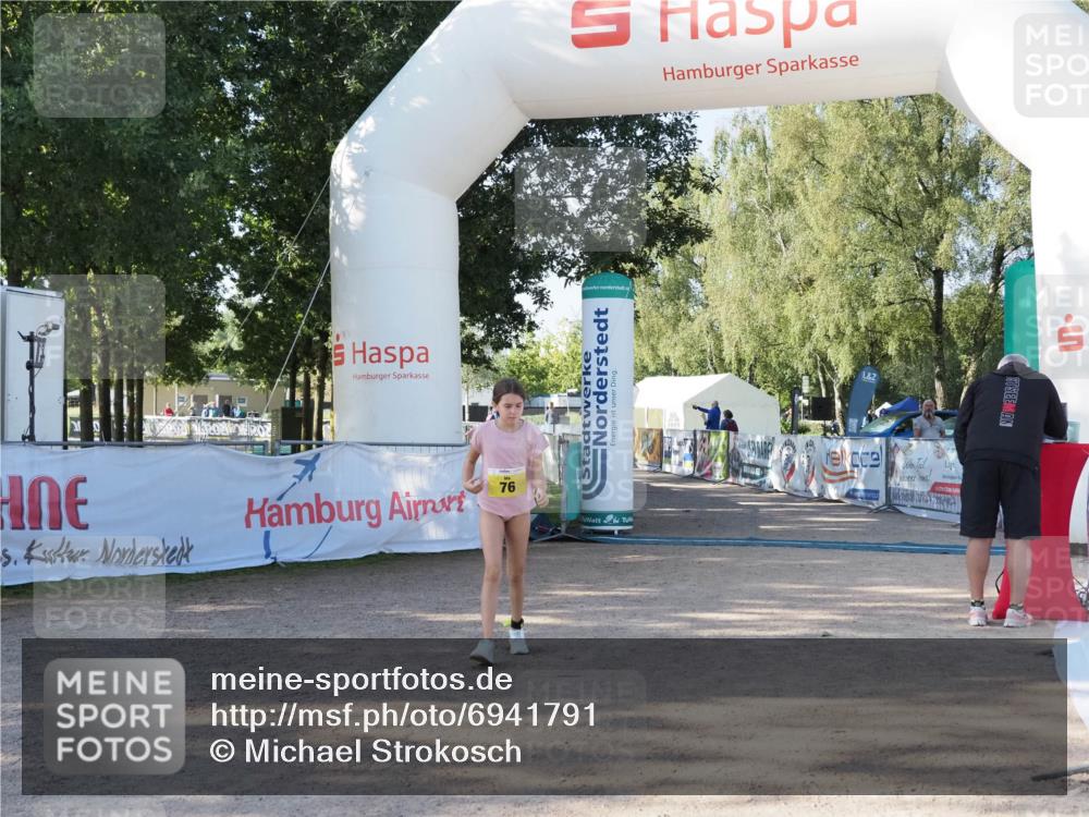 01.09.2024 - 17. Tribühne Triathlon Michael Strokosch http://msf.ph/oto/6941791 01.09.2024 09:24:13 Ziel 76 meine-sportfotos.de