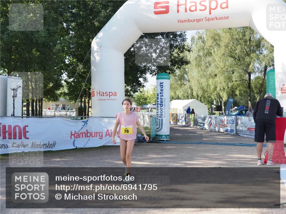 01.09.2024 - 17. Tribühne Triathlon Michael Strokosch http://msf.ph/oto/6941795 01.09.2024 09:24:14 Ziel 76 meine-sportfotos.de