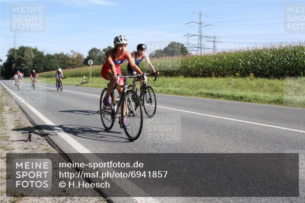 01.09.2024 - 17. Tribühne Triathlon H.Heesch http://msf.ph/oto/6941857 01.09.2024 10:44:14 Radfahren 181, 220, 222, 231, 232, 265, 278 meine-sportfotos.de