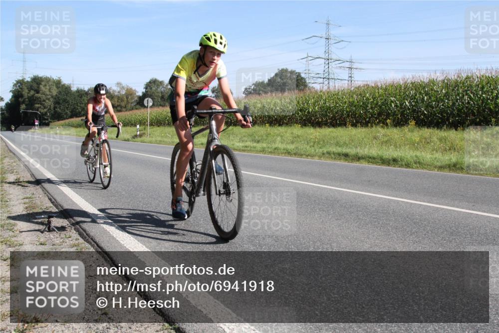 01.09.2024 - 17. Tribühne Triathlon H.Heesch http://msf.ph/oto/6941918 01.09.2024 10:47:07 Radfahren 227, 291 meine-sportfotos.de