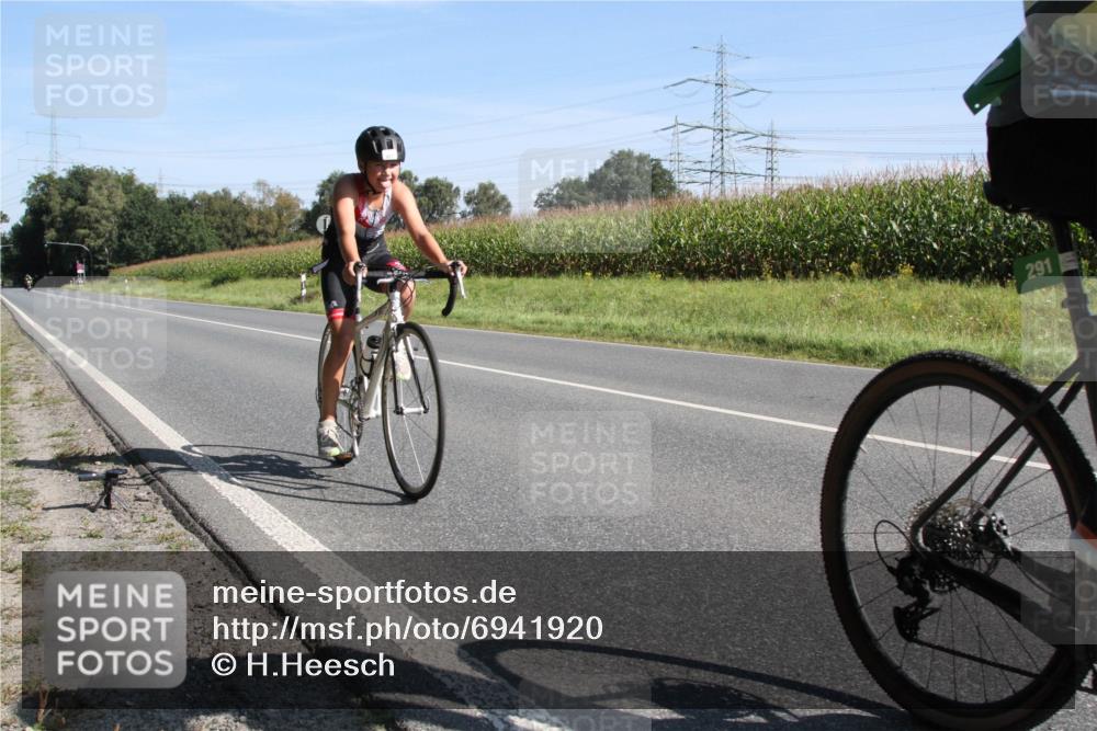 01.09.2024 - 17. Tribühne Triathlon H.Heesch http://msf.ph/oto/6941920 01.09.2024 10:47:07 Radfahren 227, 291 meine-sportfotos.de